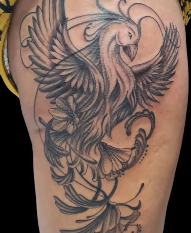 Tatuagem de fênix sombreada na coxa