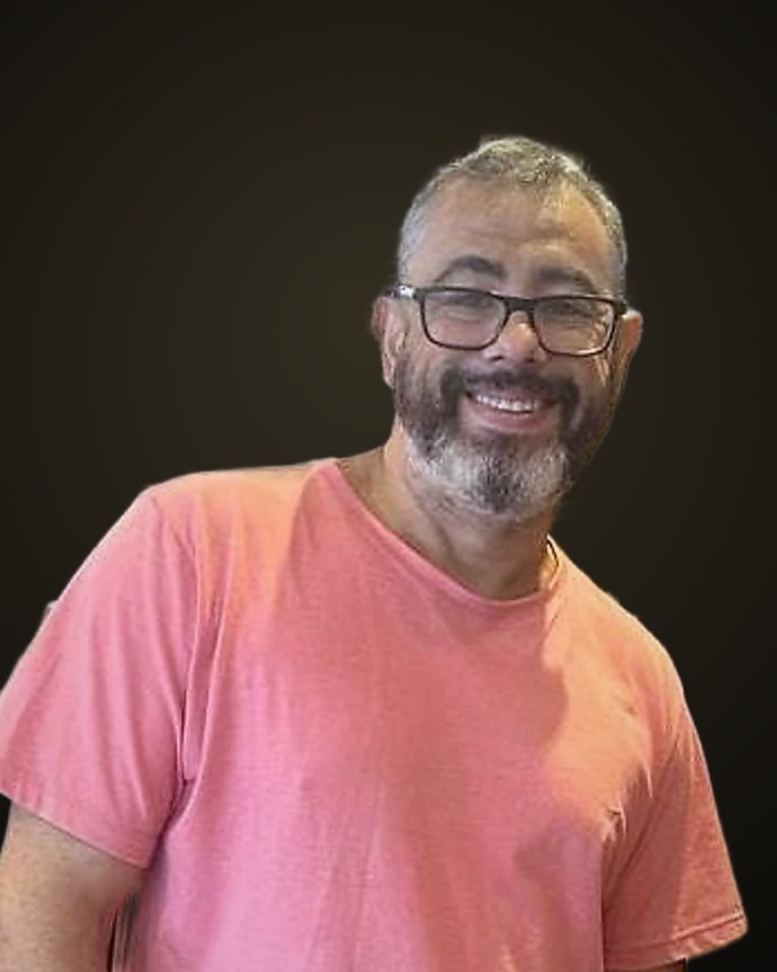 Júnior, tatuador e body piercer do Art 1, sorrindo