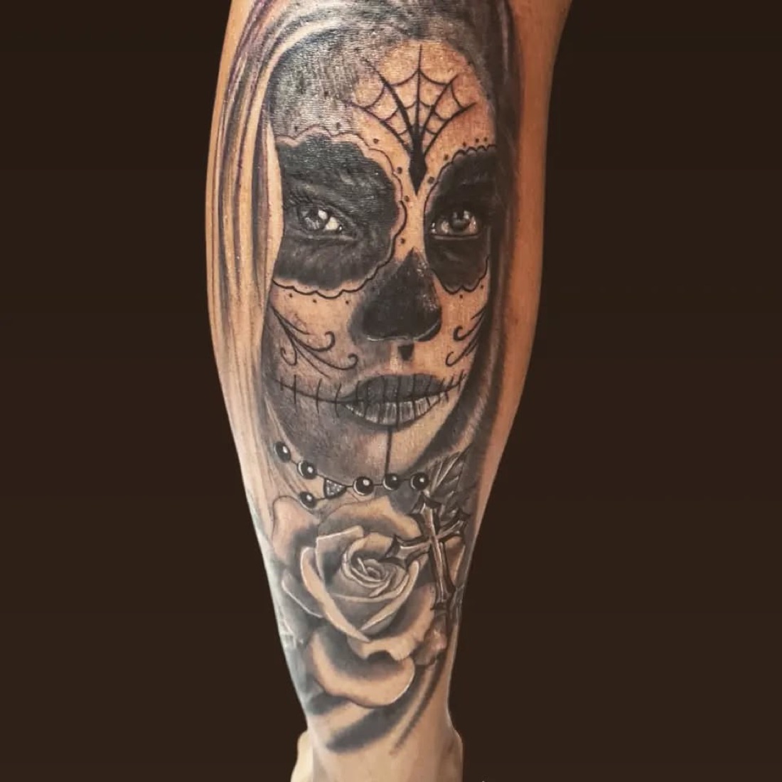 Tatuagem de catrina com rosa em preto e cinza