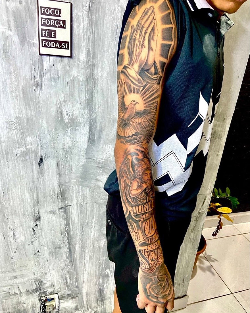 Braço inteiro fechado com tatuagens em preto e cinza