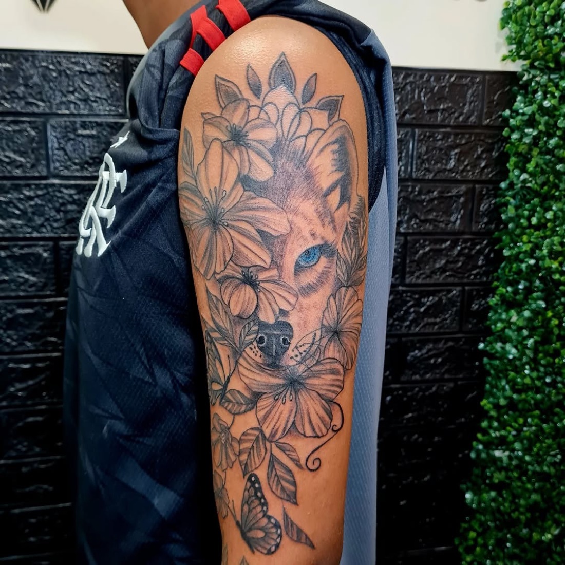 Fechamento de braço com lobo, borboleta e flores