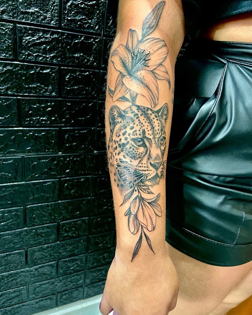 Fechamento de antebraço com onça e flores