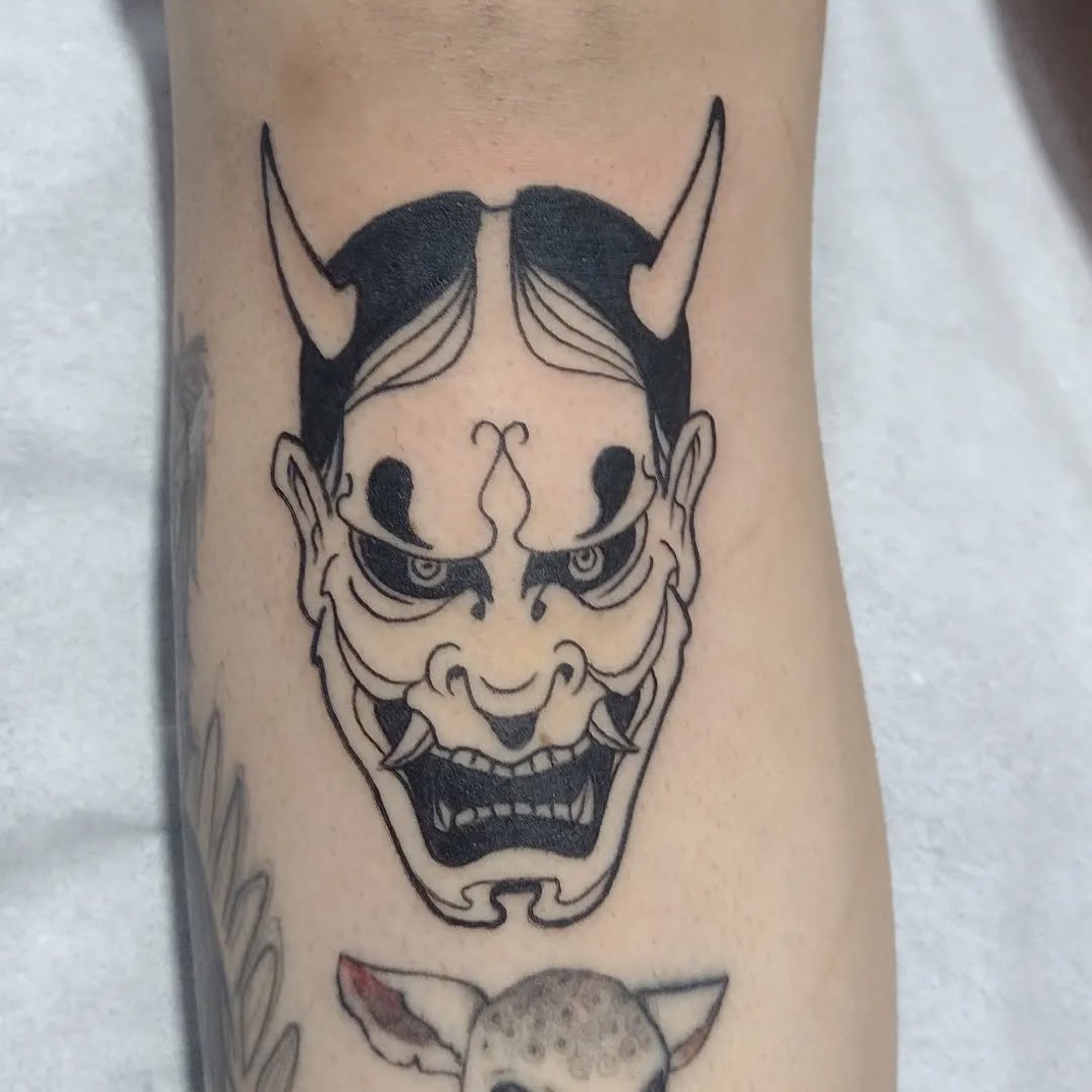 Tatuagem de máscara hannya japonesa em blackwork