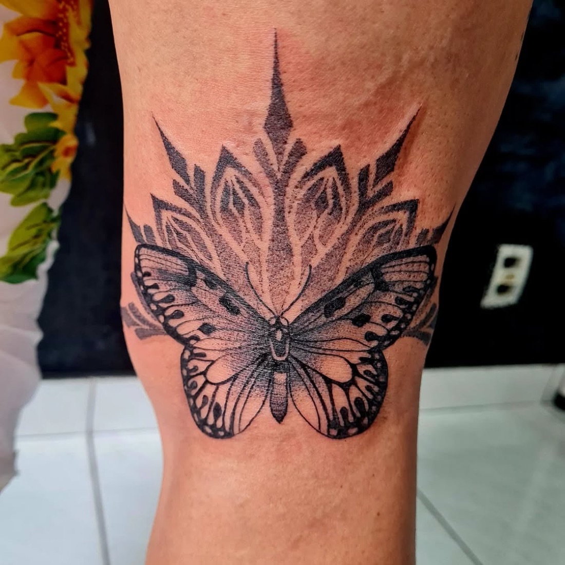Tatuagem de mandala em pontilhismo com borboleta